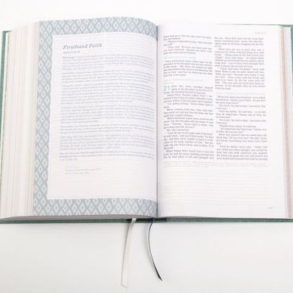 CSB (in)courage Devotional Bible, Green Cloth - Picture 7 of 7